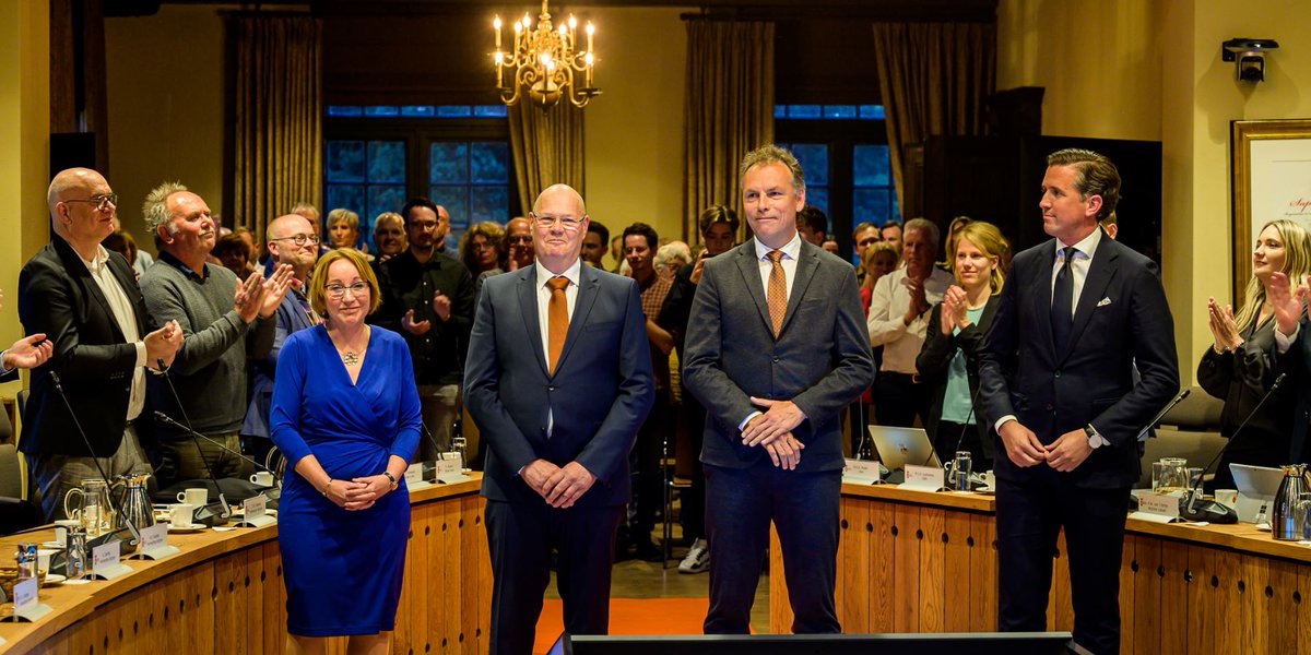 Tijdens de laatste raadsvergadering zijn de vier nieuwe wethouders van de gemeente Wijchen benoemd. Gemeente Wijchen wenst hen veel succes met deze prachtige uitdaging!
➡️ wijchen.nl/nieuws/2022/04…
#Wijchen #Samenverschilmaken @BeaSchouten <a href="/TwanvBronkhorst/">Twan van Bronkhorst</a> <a href="/GerritsGeert/">Geert Gerrits</a> <a href="/NickDerks/">Nick Derks</a>
