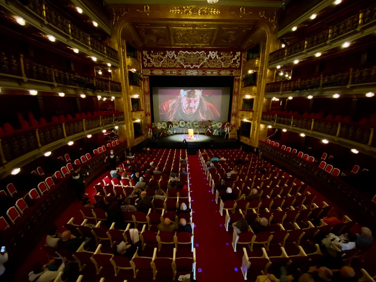 Siguen llegando amigos y admiradores a la capilla ardiente de Juan Diego en el Teatro Español.