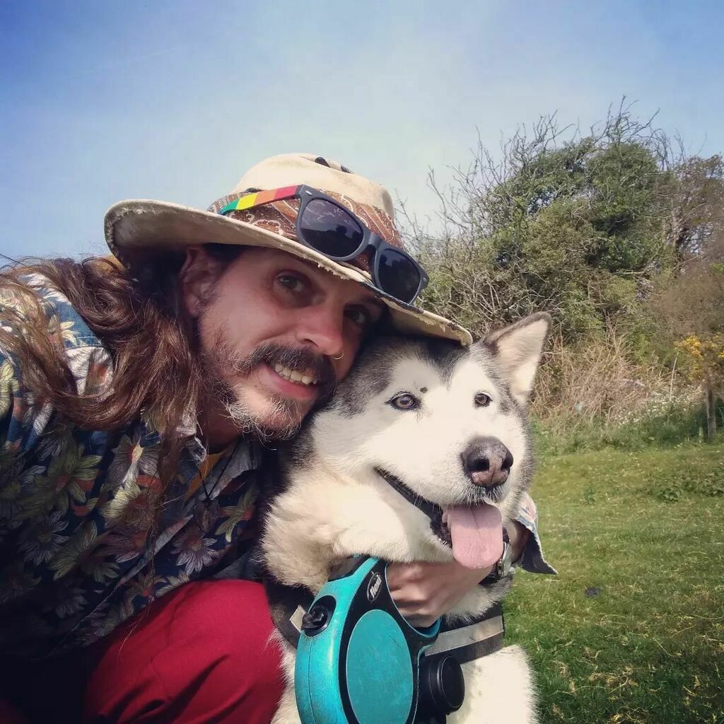 daveholwill's tweet photo. And in a complete contrast to yesterday, here we are this morning in glorious, coatless #sunshine
#DevonWeather #LoveDevon #LoveDartmoor #Devon #Dartmoor #DartmoorNationalPark #DogsOfInstagram #DogsOfTwitter #AlaskanMalamute #Malamute #Selfie https://t.co/sYt5fgCn4d https://t.co/SM9mw9Ov1V