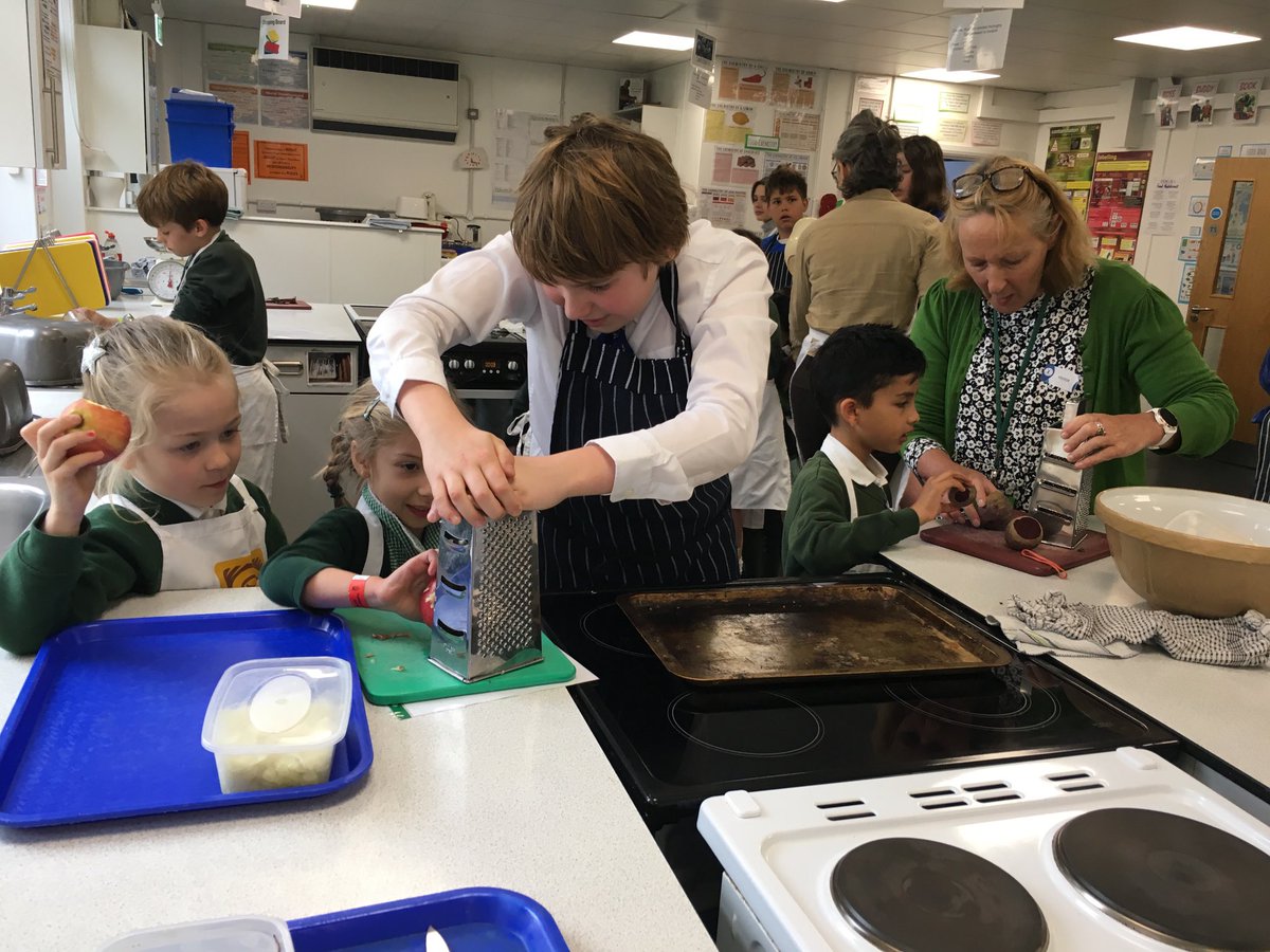 rachel72h's tweet photo. A lovely cooking session with ⁦@trafinfants⁩ at greycourt school making chutney as part of the schools to market project thanks to ⁦@sfmtweet⁩ and ⁦@WholeFoods⁩ https://t.co/UZzjORpIyY