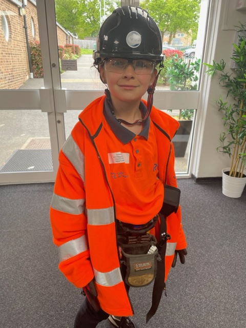 The children have made an amazing effort with their outfits today, you can see a lot of effort has been made! We have a future #scientist and #electrician here 🧪🥼👩‍🔧🔌⚡️#futureaspirations #wideninghorizons