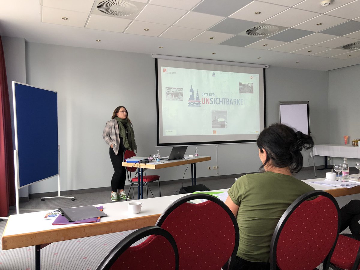 Bei der #geschichtsmesse der <a href="/BAufarbeitung/">Bundesstiftung Aufarbeitung</a> zeigt sich jetzt die pralle wunderbare Landschaft der Forschung &amp; Bildungsarbeit 🤩 Schon <a href="/maxxxweber/">Konstantin Neumann</a> über Forschung zu Fahnenflucht gelauscht &amp; jetzt im Track #jugenderinnert u.a. mit <a href="/BrotundSpieleEV/">Brot & Spiele e.V.</a> <a href="/koopberlin/">KOOPERATIVE-BERLIN</a> <a href="/unihh/">Universität Hamburg</a> @ThHertrich