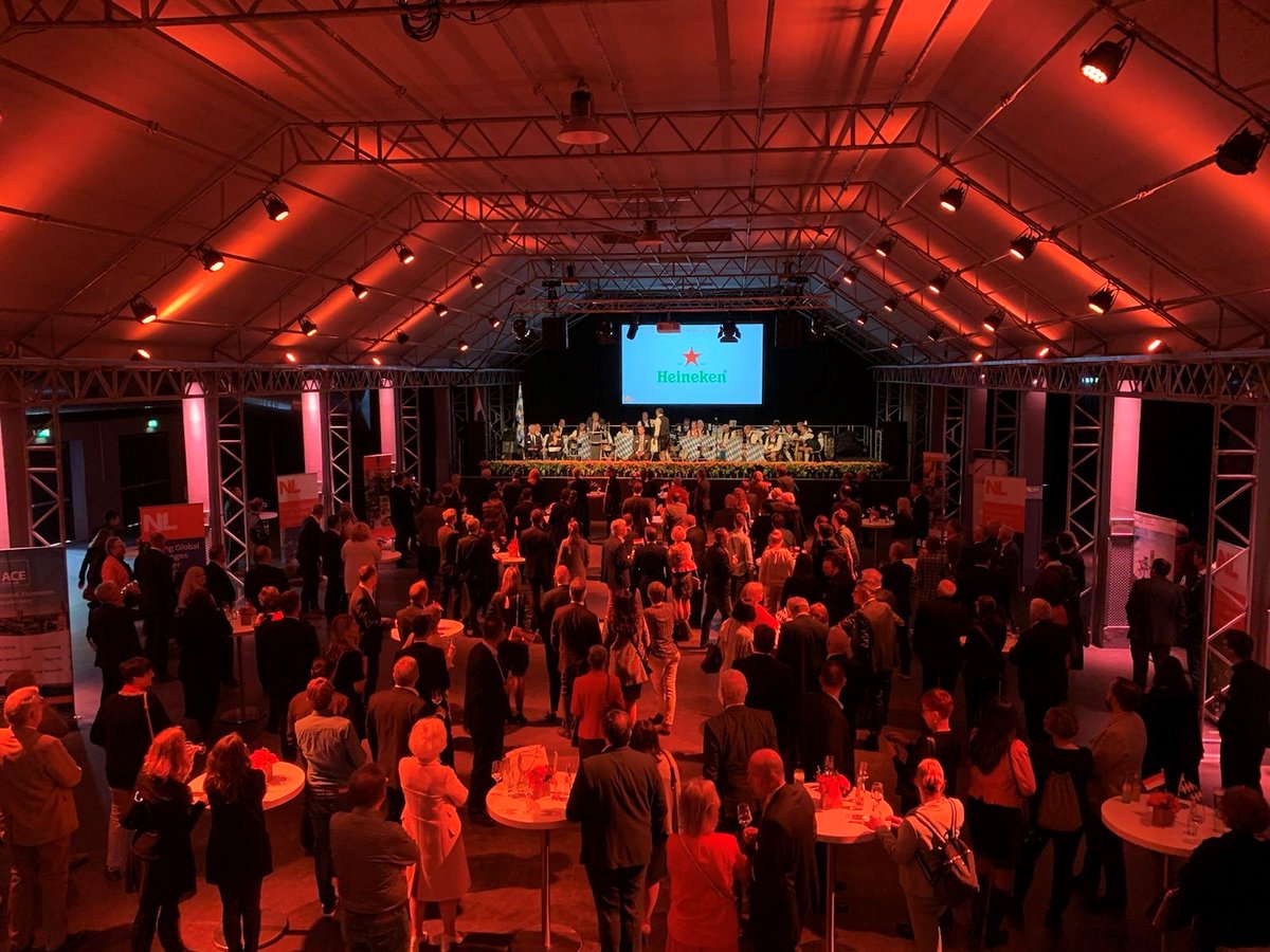 NLinMUC's tweet image. #DasmachtCGMUC 
Endlich wieder Gelegenheit zu einem 👑Koningsdag-Netzwerkempfang 👑. Generalkonsul Paul Ymkers animierte zu süddeutsch-niederländischen Kooperation: „Neue Kooperationen unter verlässlichen Partnern ist das Beste, was uns passieren kann.“ #koningsdag