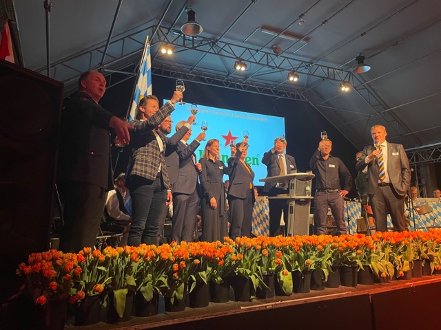 NLinMUC's tweet image. #DasmachtCGMUC 
Endlich wieder Gelegenheit zu einem 👑Koningsdag-Netzwerkempfang 👑. Generalkonsul Paul Ymkers animierte zu süddeutsch-niederländischen Kooperation: „Neue Kooperationen unter verlässlichen Partnern ist das Beste, was uns passieren kann.“ #koningsdag