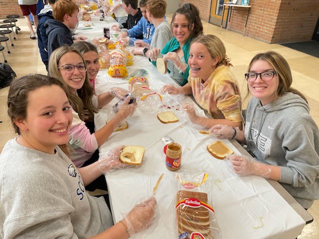 wmswildcat's tweet photo. Thanks to Woodland’s NJHS and Student Council students! They made 274 peanut butter and jelly sandwiches to donate to Parish Kitchen! #payitforward #ProudToBeAWildcat #NJHS #studentcouncil @KyApryl @TheKCSD https://t.co/UBdXsi8ctP
