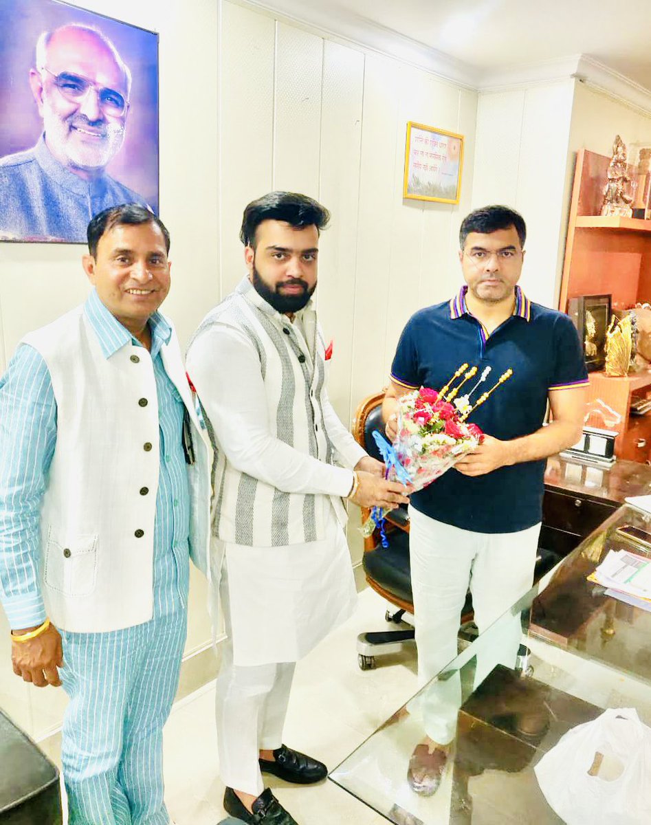 पश्चिम दिल्ली लोकसभा  से संसद श्री <a href="/p_sahibsingh/">Parvesh Sahib Singh</a> जी को बुक्का देकर सम्मानित किया। और उनका आशीर्वाद प्राप्त किया।