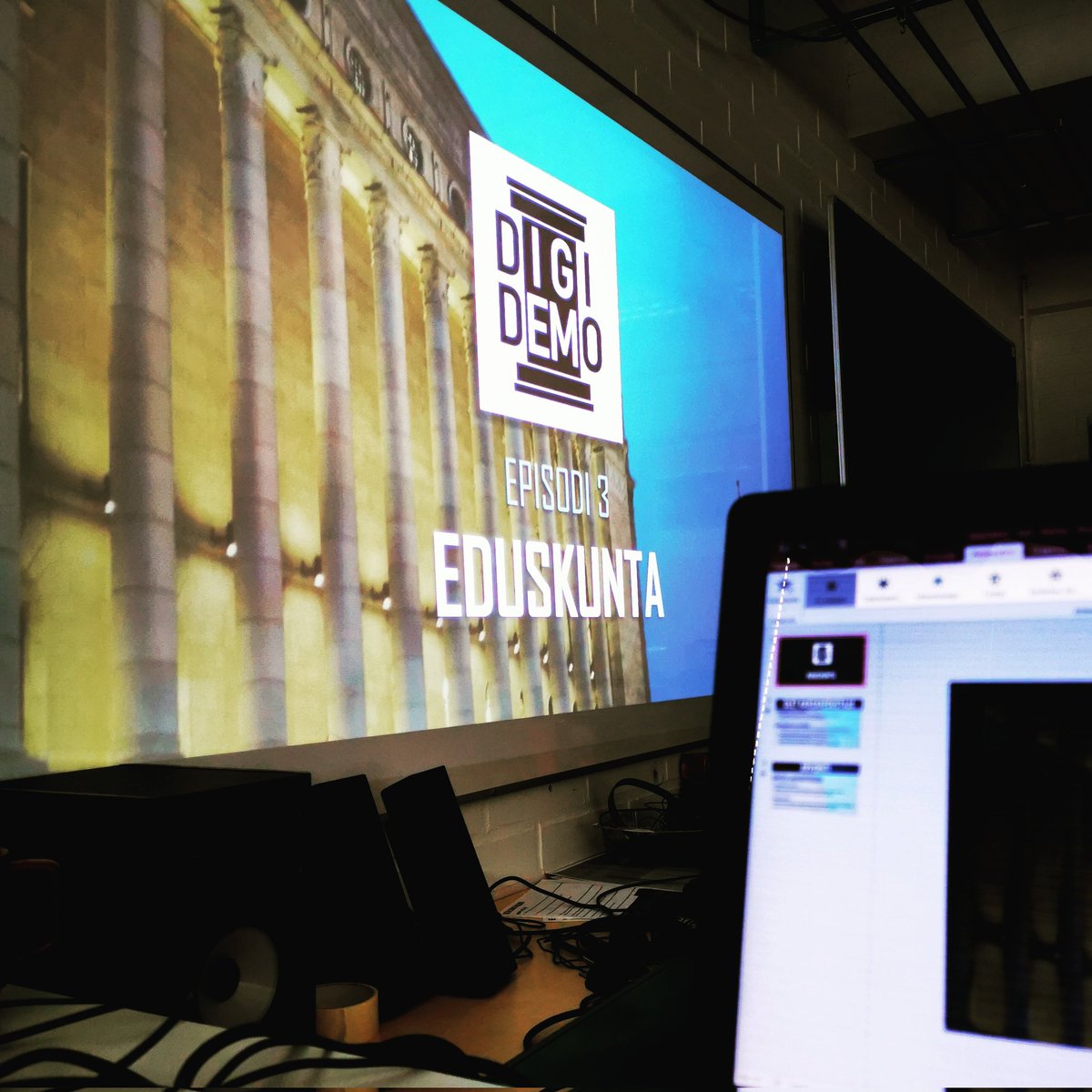 DIGIDEMOhanke's tweet image. Lukiolaisten rinnalle verrokkiryhmäksi #iitinyläkoulu 9A. Yhteiskuntaopin &quot;päättötyönä&quot; pohtia perusteita tasa-arvoisen asevelvollisuuden lakiesitykselle ✌🏻🏛️ #digidemo #demokratiakasvatus #eduskunta #poliittinenidentiteetti #tasaarvoinenasevelvollisuus #lukiokoulutus