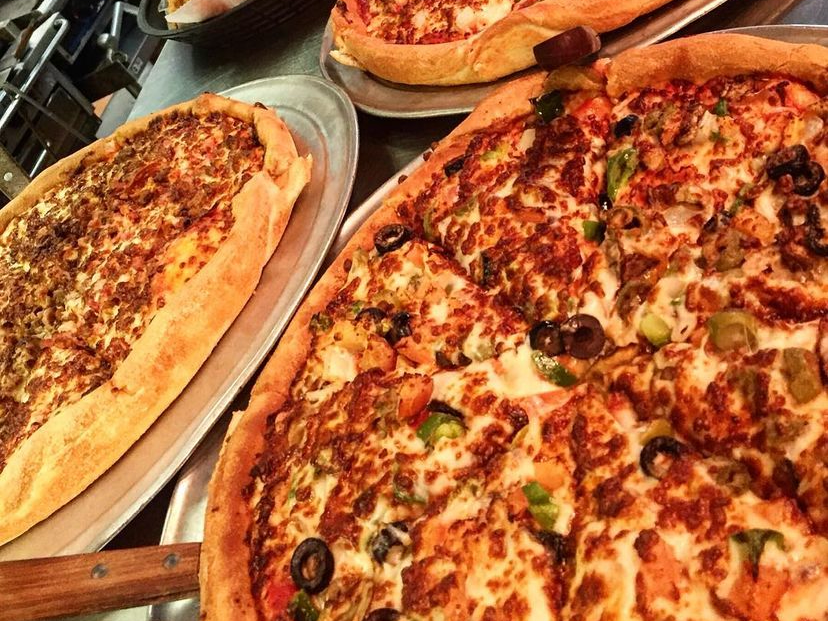 🍕🍕 #FreePizzaFriday is here! Hit that RT button for your chance to win a free large one topping from Mister B's! Must follow to win. 🍕🍕