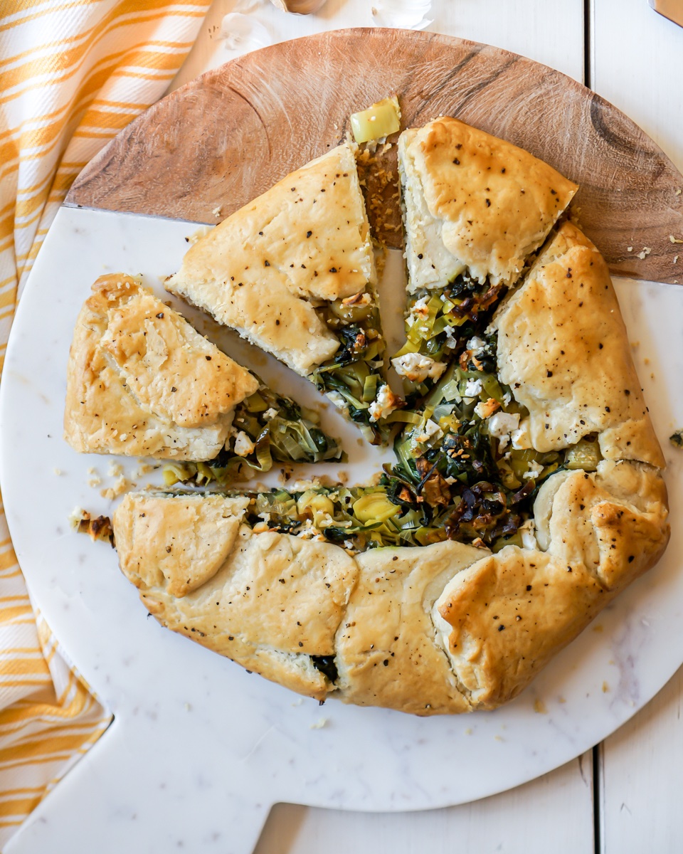 SimplySweet_705's tweet photo. This rustic savoury leek galette is simple to whip up for a light lunch or for a French inspired meal. The flaky pastry is filled with a flavourful combination of sautéed leeks, garlic, spinach and topped with fresh feta #RecipeOfTheDay 
Get the Recipe: https://t.co/9MkbOhbnHD https://t.co/clBORk8wDe
