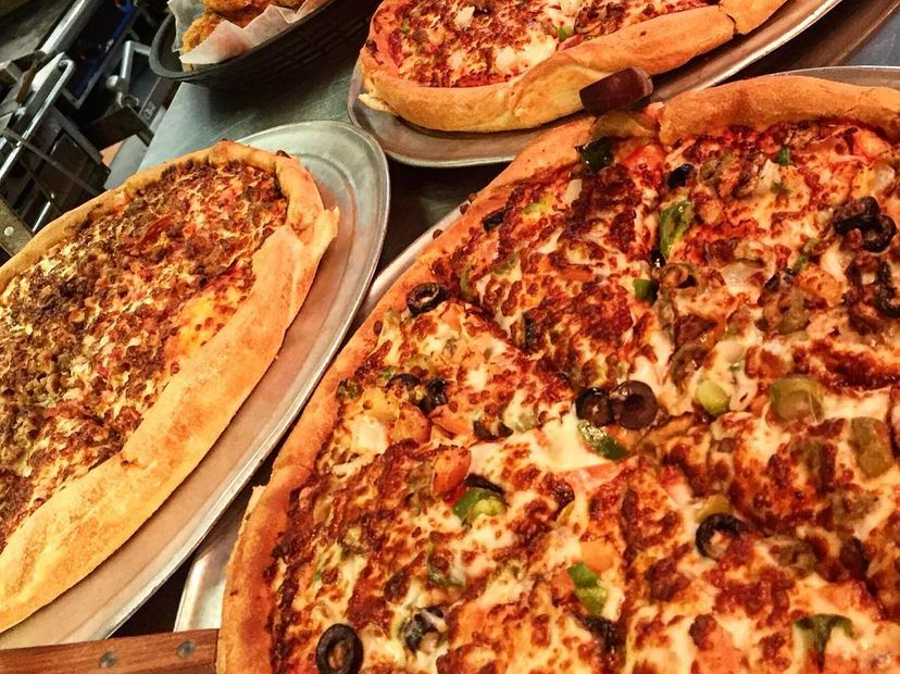 🍕🍕 #FreePizzaFriday is here! Hit that RT button for your chance to win a free large one topping from Mister B's! Must follow to win. 🍕🍕
