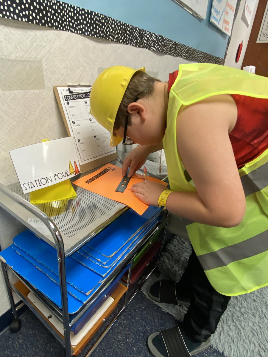 rountreerr's tweet photo. Fourth grade students are building mathematical foundational blocks #construction-style
#constructiontransformation https://t.co/4PT7UGjsRa