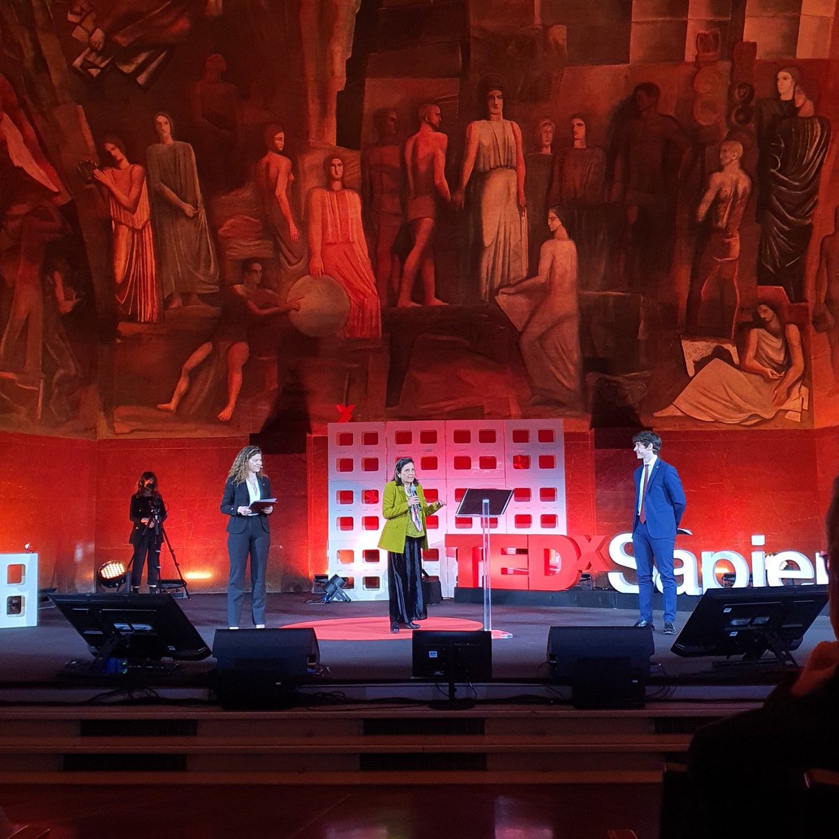 SapienzaRoma's tweet photo. #now: La nostra rettrice #AntonellaPolimeni riceve dagli studenti organizzatori il premio #TEDxSapienzaU
(ora, Aula magna e su YouTube ➡️ https://t.co/DaqXpbm9Hm)
#eXploringideas #ideasworthspreading https://t.co/qearCWpPXq