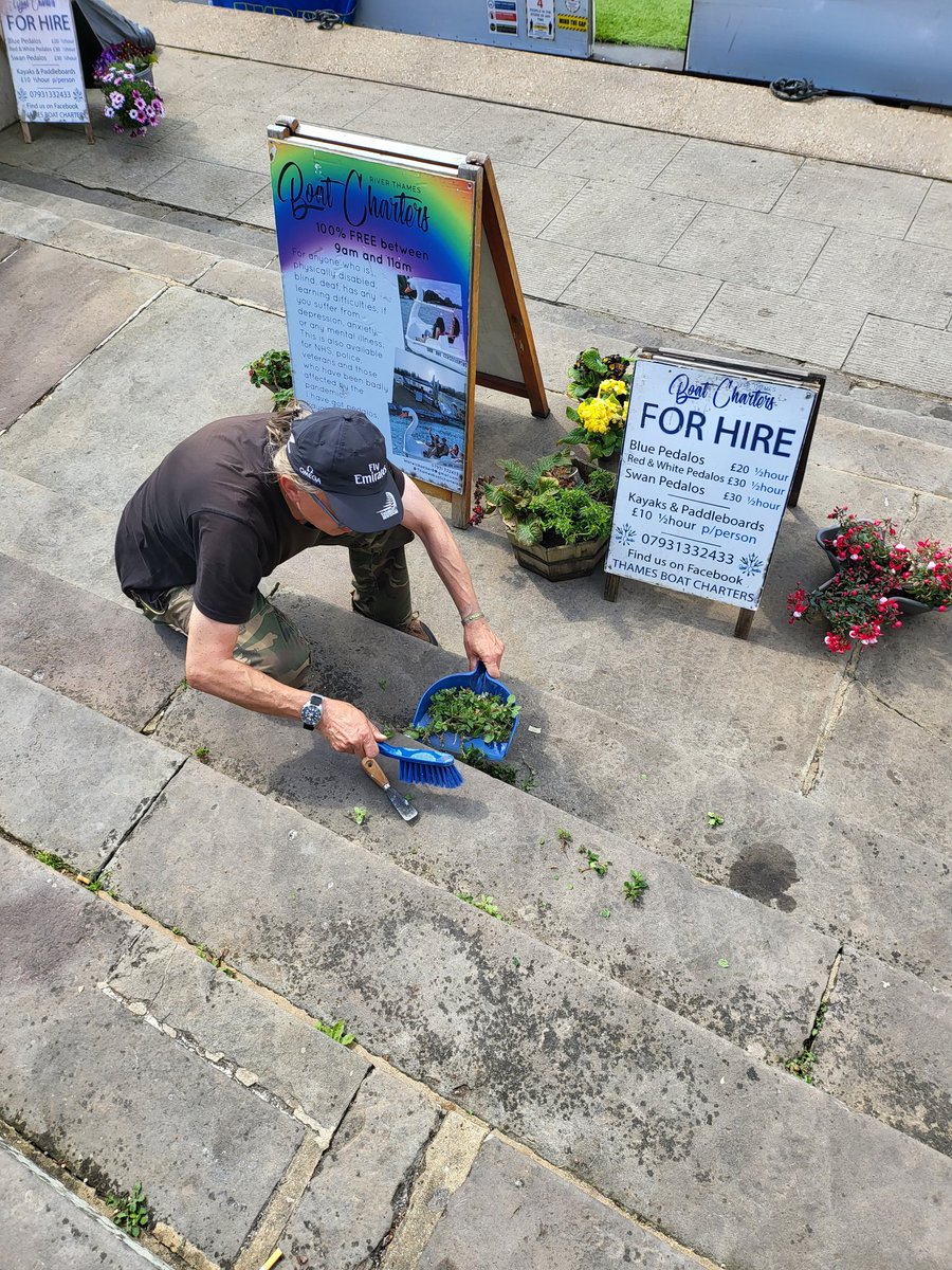 WarwickSalzer's tweet photo. Cleaning  up the river front   ,the world  could be a better  place If everyone  thought of others before  they thought of them self's https://t.co/BzfPrwB14E