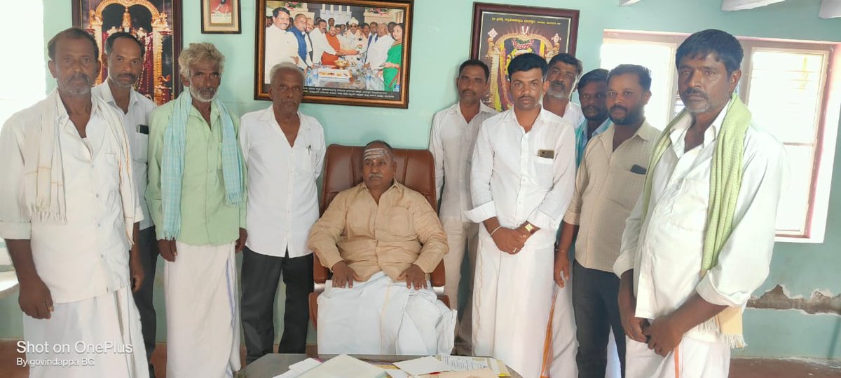 bggovindappa's tweet photo. ಇಂದು ನನ್ನ ನಿವಾಸದಲ್ಲಿ ಅರೇಹಳ್ಳಿ, ಕೆಲ್ಲೋಡು, ಗೊರವಿಗೊಂಡನಹಳ್ಳಿ, ನೀರಗುಂದ, ಮಾಡದಕೆರೆ, ಬೀಸನಹಳ್ಳಿ ಹಾಗೂ ವಿವಿಧ ಗ್ರಾಮಗಳ ಗ್ರಾಮಸ್ಥರುಗಳ ಜೊತೆ ಹಲವಾರು ವಿಚಾರಗಳ ಕುರಿತು ಚರ್ಚೆ ನಡೆಸಿದೆನು.

ಹಾಗೂ ಮಧುರೆ ಗ್ರಾಮದ ವಿವಾಹ ಕಾರ್ಯಕ್ರಮಕ್ಕೆ ಭಾಗವಹಿಸಿ ನೂತನ‌ ವಧುವರರನ್ನು ಆಶೀರ್ವದಿಸಿದೆನು. https://t.co/DbnBw9prhZ