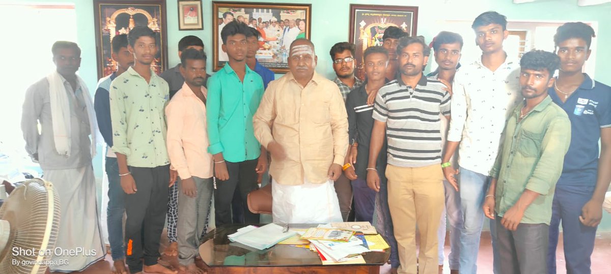 bggovindappa's tweet photo. ಇಂದು ನನ್ನ ನಿವಾಸದಲ್ಲಿ ಅರೇಹಳ್ಳಿ, ಕೆಲ್ಲೋಡು, ಗೊರವಿಗೊಂಡನಹಳ್ಳಿ, ನೀರಗುಂದ, ಮಾಡದಕೆರೆ, ಬೀಸನಹಳ್ಳಿ ಹಾಗೂ ವಿವಿಧ ಗ್ರಾಮಗಳ ಗ್ರಾಮಸ್ಥರುಗಳ ಜೊತೆ ಹಲವಾರು ವಿಚಾರಗಳ ಕುರಿತು ಚರ್ಚೆ ನಡೆಸಿದೆನು.

ಹಾಗೂ ಮಧುರೆ ಗ್ರಾಮದ ವಿವಾಹ ಕಾರ್ಯಕ್ರಮಕ್ಕೆ ಭಾಗವಹಿಸಿ ನೂತನ‌ ವಧುವರರನ್ನು ಆಶೀರ್ವದಿಸಿದೆನು. https://t.co/DbnBw9prhZ
