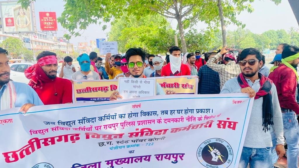 आज  छ. ग के सभी जिलों में कलेक्ट्रेट घेराव करने वाले साथियों का मै दिल आभार व्यक्त करता हूं और आशा करता हूं हम जल्द ही रायपुर में फिर से एकजुट होंगे और नियमितीकरण लेकर रहेंगे <a href="/bhupeshbaghel/">Bhupesh Baghel</a> <a href="/drramansingh/">Dr Raman Singh</a> <a href="/KomalHupendi1/">𝐊𝐨𝐦𝐚𝐥 𝐇𝐮𝐩𝐞𝐧𝐝𝐢</a> <a href="/ArvindKejriwal/">Arvind Kejriwal</a> <a href="/ZeeMPCG/">Zee MP-Chhattisgarh</a> <a href="/News18CG/">News18 Chhattisgarh</a> <a href="/thenewraynews/">The New Ray News</a>