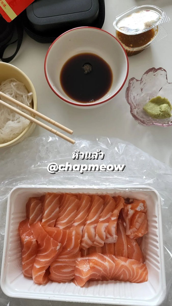 milper90's tweet photo. 近いしめっちゃサーモン食べてるし
ネックレスやっぱお揃いやし

#hoook_app 
#chapgreen 
#chapmeow 
#greenkungz https://t.co/4JvfyjoK8F
