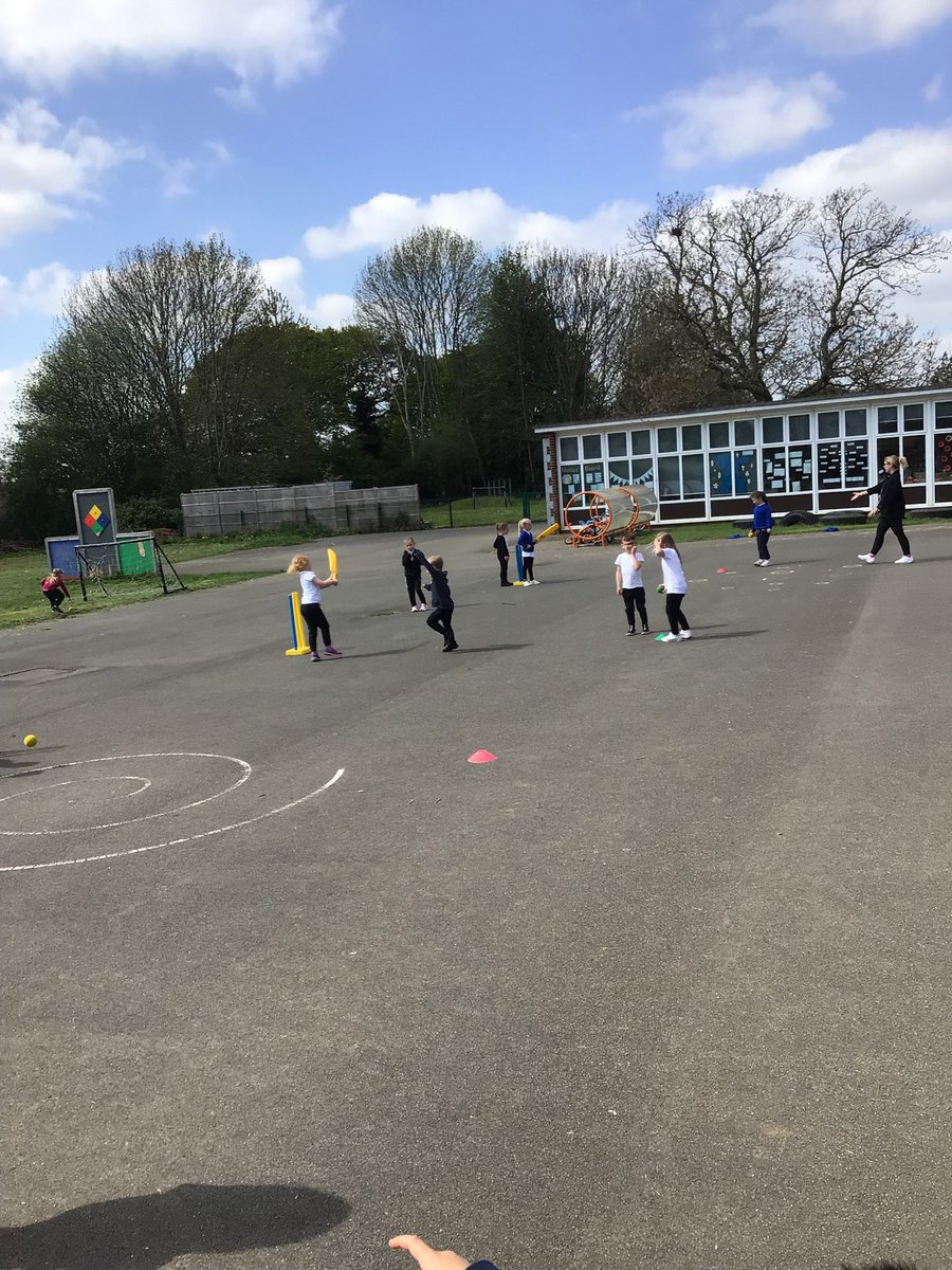 CastleHillsScaw's tweet photo. Today in F2/Y1H, the children learned striking, throwing and fielding skills in cricket. The children learned different vocabulary and enjoyed playing a game in a small group. 🏏 #Howzaat #TeamCHPA @CastleHillsScaw @LegerEdTrust https://t.co/bxWIPms5WV