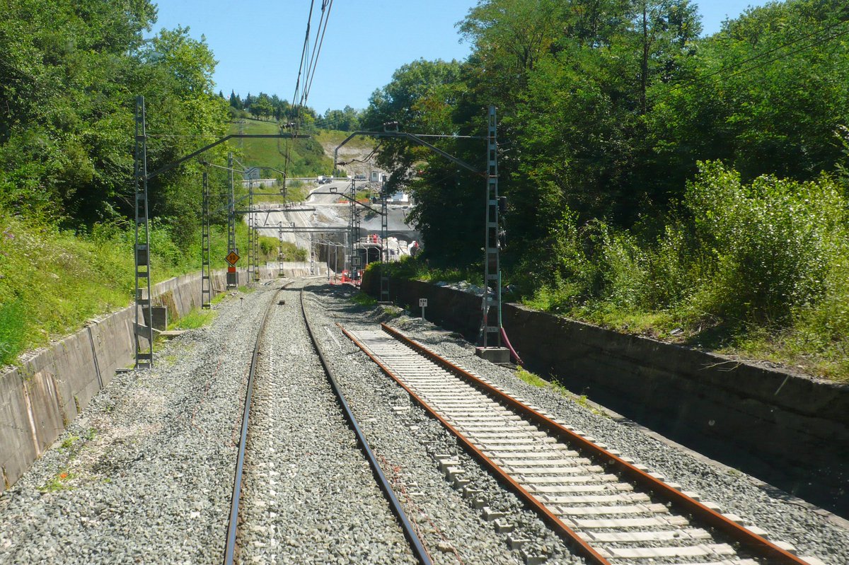 Adif_es's tweet photo. 👷‍♂️🚆 Obras de conexión de la “Y vasca” con la frontera francesa > #Adif_AV avanza en el proyecto de vía y electrificación para la implantación del ancho estándar en la estación de Irun.

🔗https://t.co/Xi8NA41boF https://t.co/DTUQfIlF40