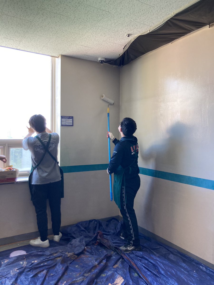We are doing the real thing <a href="/GSISKorea/">GSIS | Gyeonggi Suwon International School</a>! <a href="/ibmyp/">IB MYP</a> Year 5 Design class is repurposing a corner of the school building into a 2nd student lounge. Collaboration is an essential skill for #masking and #priming before coloring #KnightsRoK #YouKnighted #IBclassroom