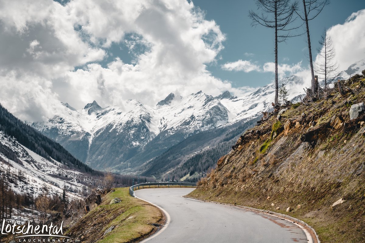 Die Strasse von Blatten auf die Fafleralp ist nun wieder geöffnet!
Auf/ab dem Parkplatz hat es noch Schnee. Somit steht einem Ausflug zurück in den Winter nichts im Wege 😉

Wir wünschen ein tolles Wochenende ☀️🌱
#welcometothemagicvalley  #lötschental