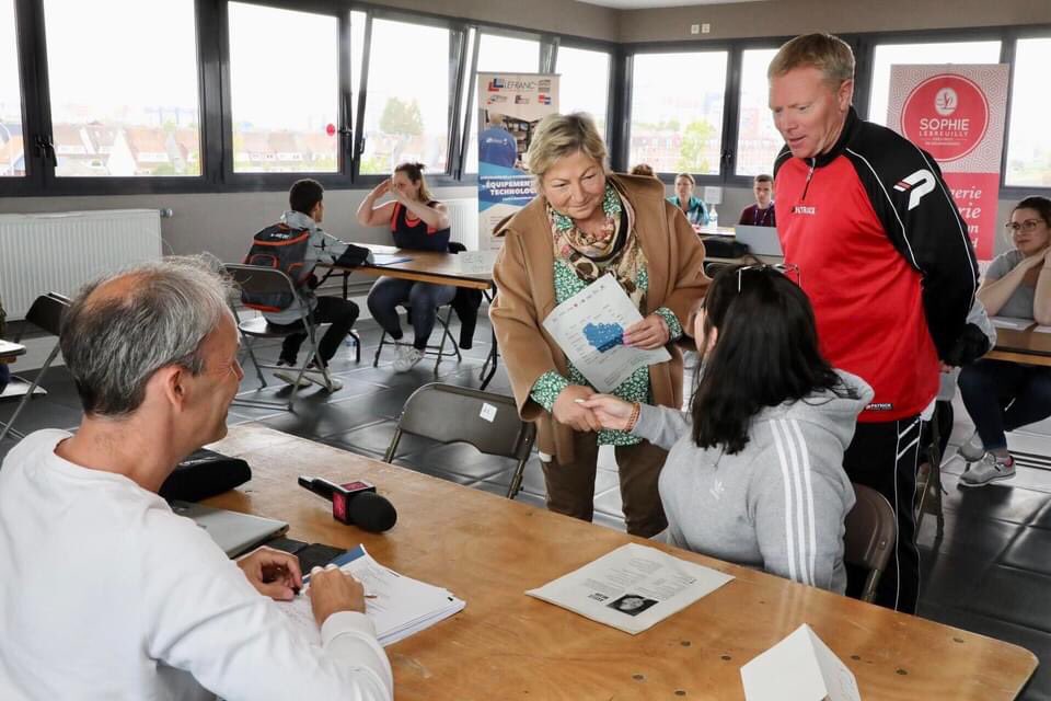 @poleemploi_HDF #Calais en collaboration avec nos partenaires avons réalisé un « stade vers l’emploi ». 14 entreprises ont partagé aux 60 demandeurs d’emplois leurs opportunités d’emploi 👍 tous sont répartis satisfaits 😀 @FredericDanel @VDNCalais <a href="/Nordlitt/">Nord Littoral</a> merci aux acteurs 🔝