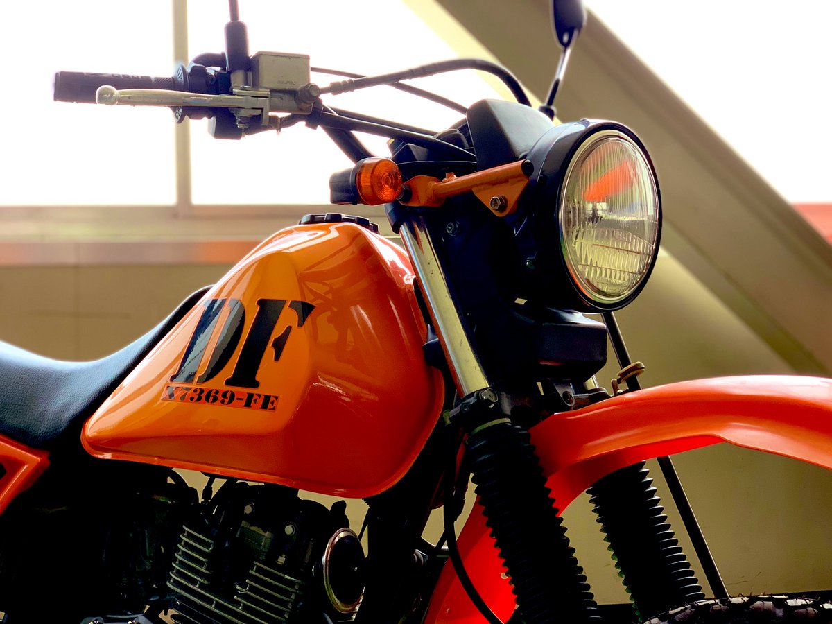 redbaron_BIKE's tweet photo. ヘビーデューティなスタイルが堪らない一台と出会いました👀
スズキ DF200E‼️
ジェベル200をベースに、より堅牢な装備やスタイルを手に入れた、インパクトたっぷりのモデルですね😊
#鈴菌
#鈴菌保菌者
#DF200E
#バイク好きな人と繋がりたい https://t.co/4GSX5ejfuw