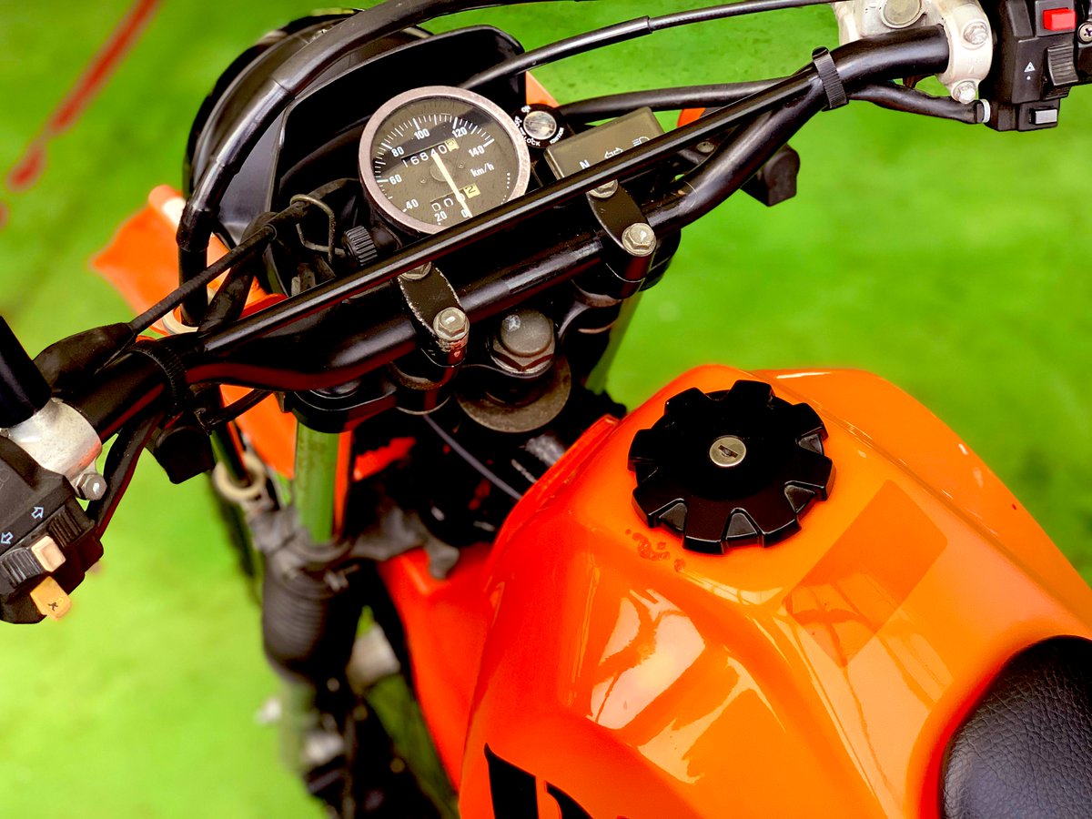 redbaron_BIKE's tweet photo. ヘビーデューティなスタイルが堪らない一台と出会いました👀
スズキ DF200E‼️
ジェベル200をベースに、より堅牢な装備やスタイルを手に入れた、インパクトたっぷりのモデルですね😊
#鈴菌
#鈴菌保菌者
#DF200E
#バイク好きな人と繋がりたい https://t.co/4GSX5ejfuw