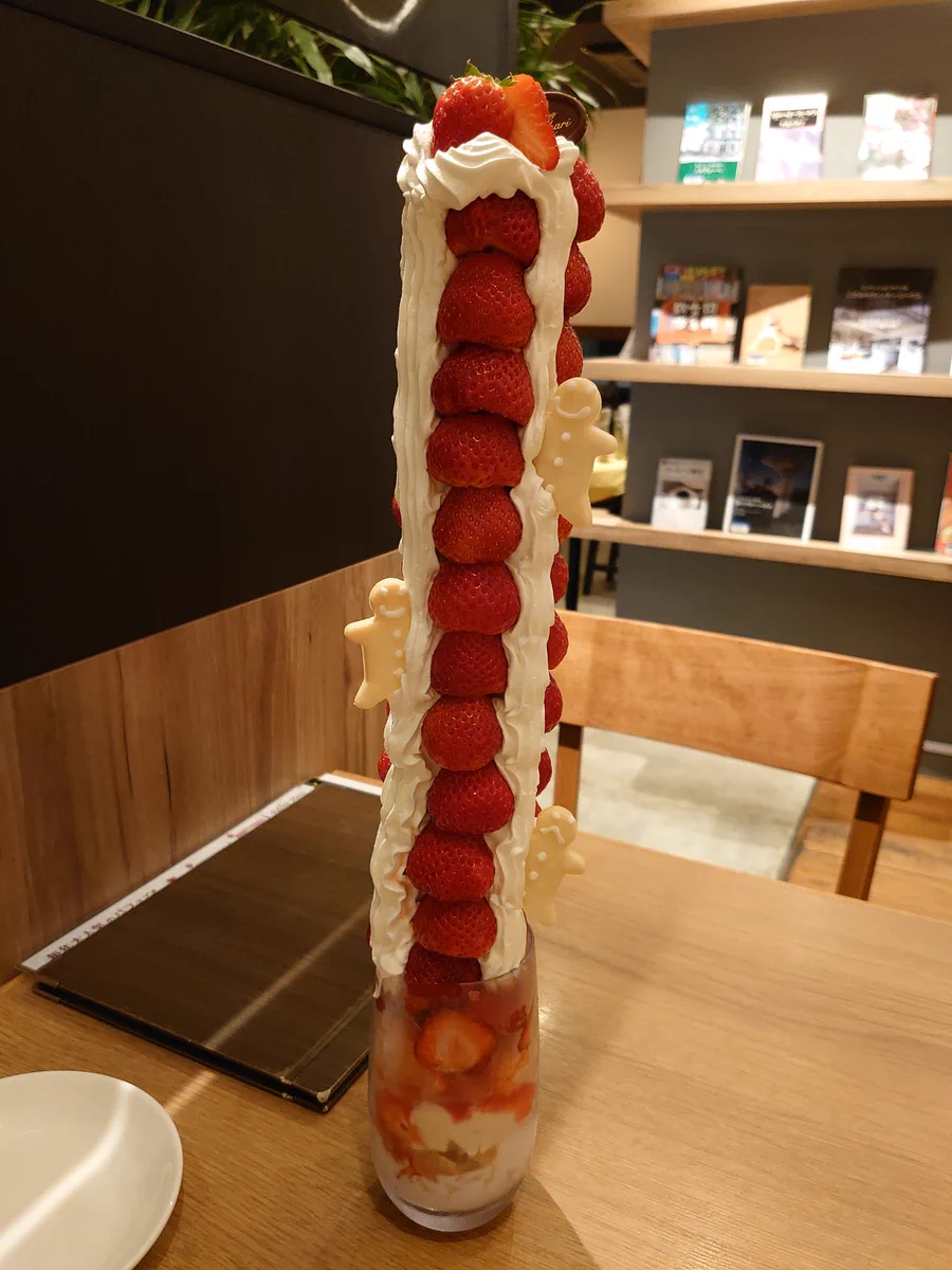 思わず2度見してしまう！？倒れそうで倒れないパフェ。