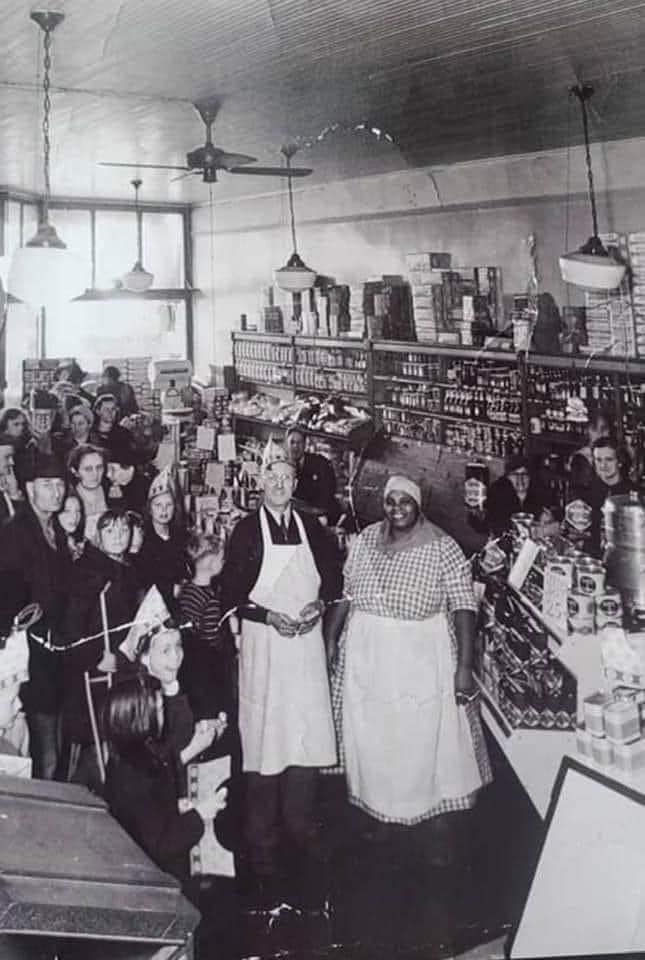 K4C's tweet image. Nancy Green “Aunt Jemima”
born a slave in 1834 KY
Green was 56-yrs old when she was selected as spokesperson for a new ready-mixed, self-rising pancake flour and made her debut in 1893, until her death in 1923
a remarkable woman, and sadly she has been ERASED by politics