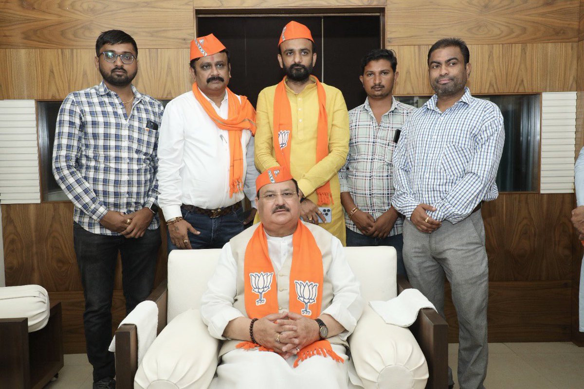 PDhruvish's tweet photo. भारतीय जनता पार्टी के राष्ट्रीय अध्यक्ष माननीय श्री जगत प्रसाद नड्डा जी के गुजरात आगमन पर गुजरात प्रदेश मीडिया विभाग की टीम के साथ मुलाकात की | @JPNadda https://t.co/BQGSdWmscM