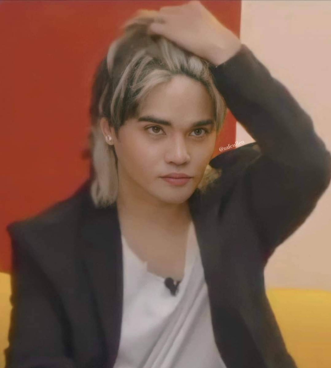 museika's tweet photo. Ito talaga yung combi eh. Titig + hawi ng buhok. Wala na. Uwian na po. Himlay na talagang malala. Naka lock na po ako sa freezer

@imszmc #SB19_PABLO
SB19 Sa PBBHouse Day3
@SB19Official #STANWORLD 
#SB19 #GrupoMusical #SECAwards

Stream and Shazam #Bazinga_SB19 https://t.co/B92oEfS9Q2