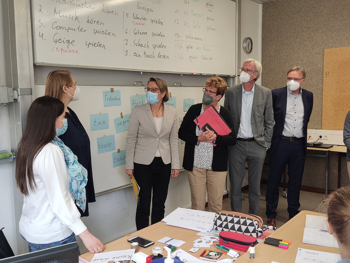 Bildung_RLP's tweet photo. Auch an den Gymnasien in @rlpNews sind viele Schülerinnen und Schüler aus der #Ukraine 💪🇺🇦. Bildungsministerin Dr. Stefanie #Hubig, Staatssekretär a.D. Hans #Beckmann und Sozialdezernent Eckart #Lensch besuchten sie am #Schlossgymnasium #Mainz. Zur PM: 👇https://t.co/tvpNtyFQZH https://t.co/2Wk7TF0WHo