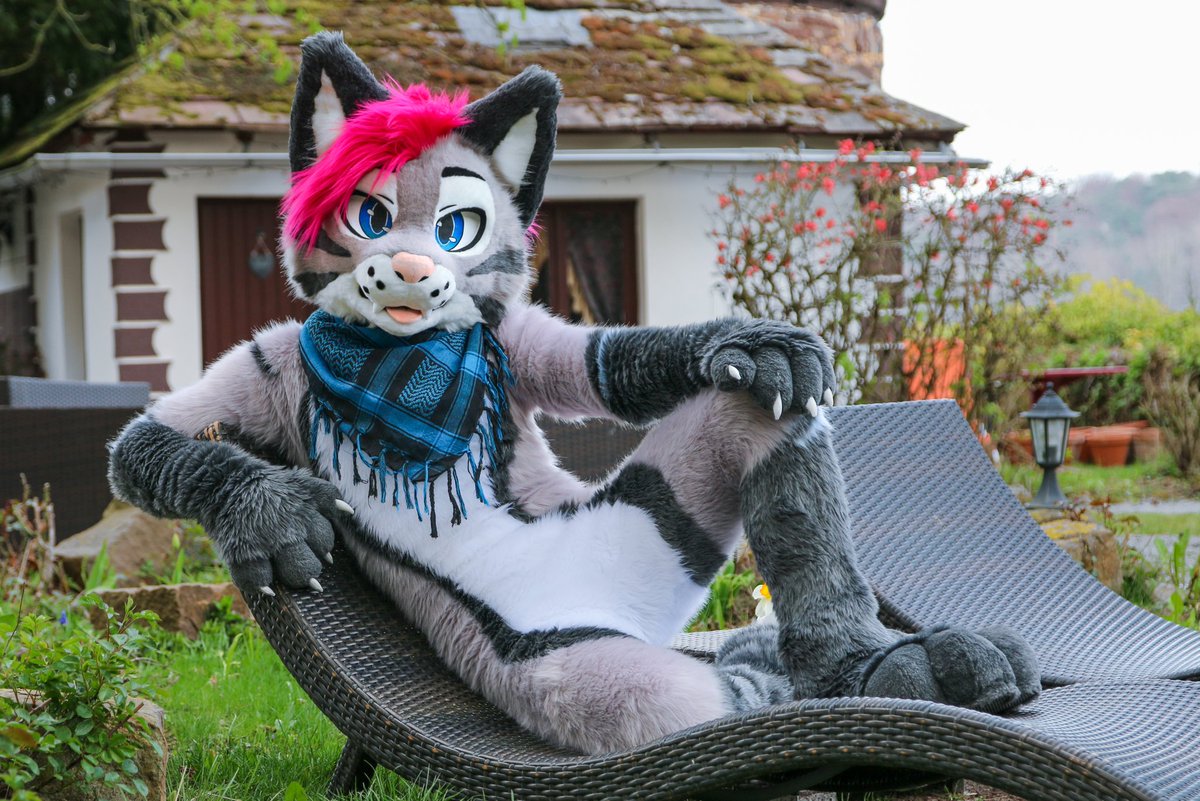 Come on over! There's an empty chair next to me - or you could just join me in mine instead😘
Happy #FursuitFriday!