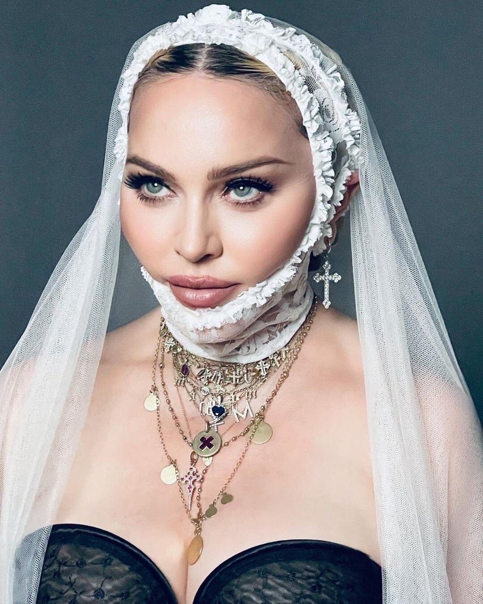 vie_VieAfond's tweet photo. Pour 18 Euros 21 TVA incluse je peux avoir le même look que Madonna #CestPasCher https://t.co/kkTn8lHnkM