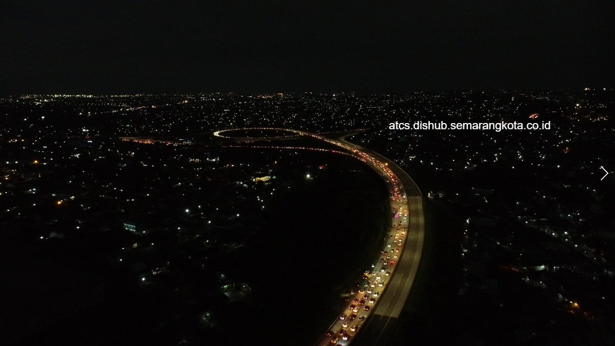 Foto udara di tol kalikangkung-krapyak terpantau arus lalu lintas masih padat, antrian kendaraan bergerak pelan