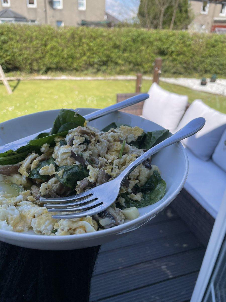 Lunch in the sun on a Friday, can’t beat it! ☀️🍴🍃