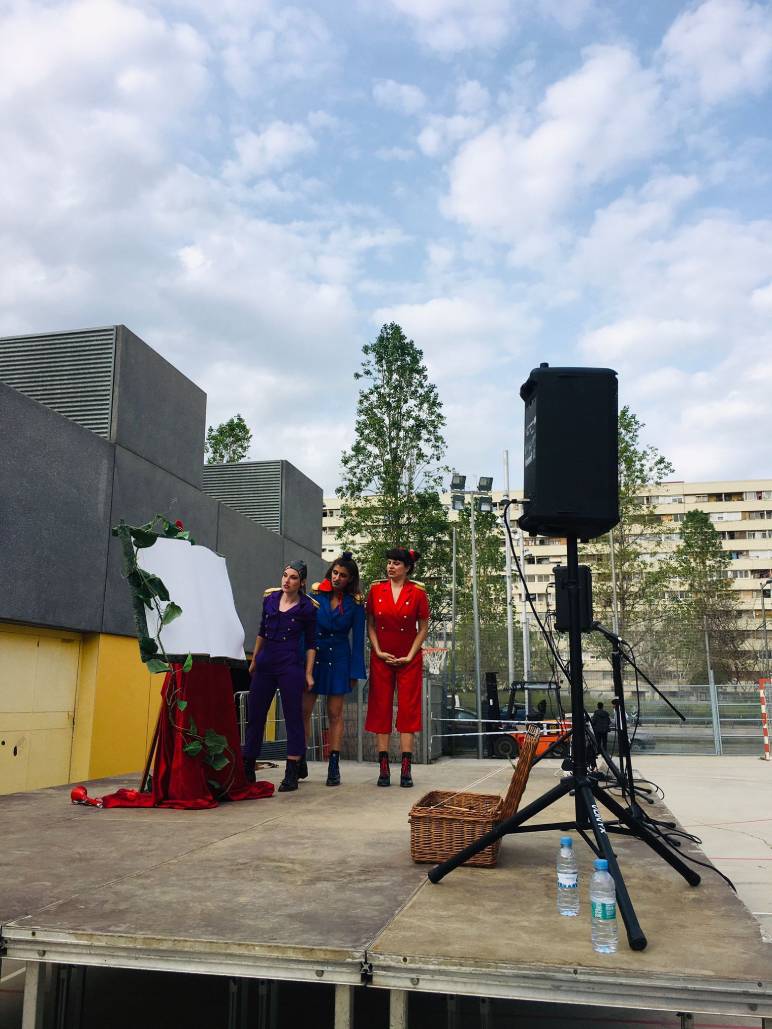 desdelamina's tweet photo. El concurs literari de Sant Jordi torna a trepitjar els carrers del #barriLaMina 🌹📖 Us compartim una galeria de fotos sobre l'espectacle dinamitzat per la companyia de teatre Les Lloronas!
https://t.co/jDO2GScf4A https://t.co/dqG3TJmV4v