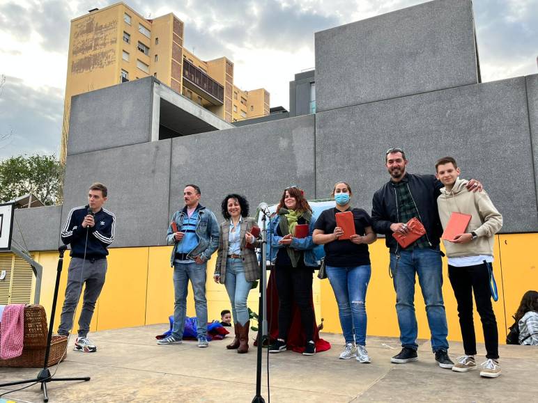 desdelamina's tweet photo. El concurs literari de Sant Jordi torna a trepitjar els carrers del #barriLaMina 🌹📖 Us compartim una galeria de fotos sobre l'espectacle dinamitzat per la companyia de teatre Les Lloronas!
https://t.co/jDO2GScf4A https://t.co/dqG3TJmV4v