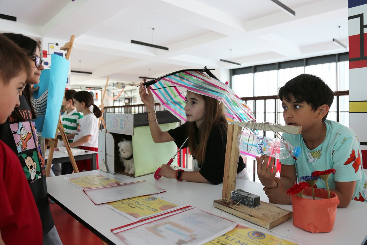 #TEDEdirneKoleji İlkokulu 4. sınıf öğrencilerimiz "TED'li Mucitler" etkinliği ile yaratıcılıklarını sergilediler. Öğrencilerimiz sıra dışı projeleriyle ilgili öğretmenlerine ve arkadaşlarına sunum yaptılar.