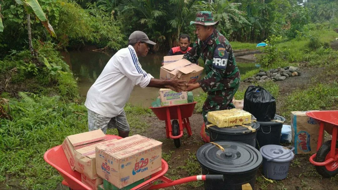Kodam17Cen's tweet photo. *16 JAM MENUJU KAMPUNG POOM, SATGAS TMMD KODIM 1709/YAWA DISAMBUT SUKACITA OLEH WARGA*
https://t.co/CBhJVKixIG https://t.co/rl2RoDHpsv