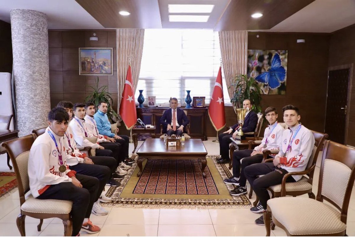 BitlisFinal's tweet photo. Dünya şampiyonları yuvalarına döndüler.Her aşamada emek gayret ve azmin ne sonuçlar doğuracağıni hem ogrenci kardeşlerine hem de dünya ya ispatladılar.
#finalegitim https://t.co/kdmo1ZcSCe