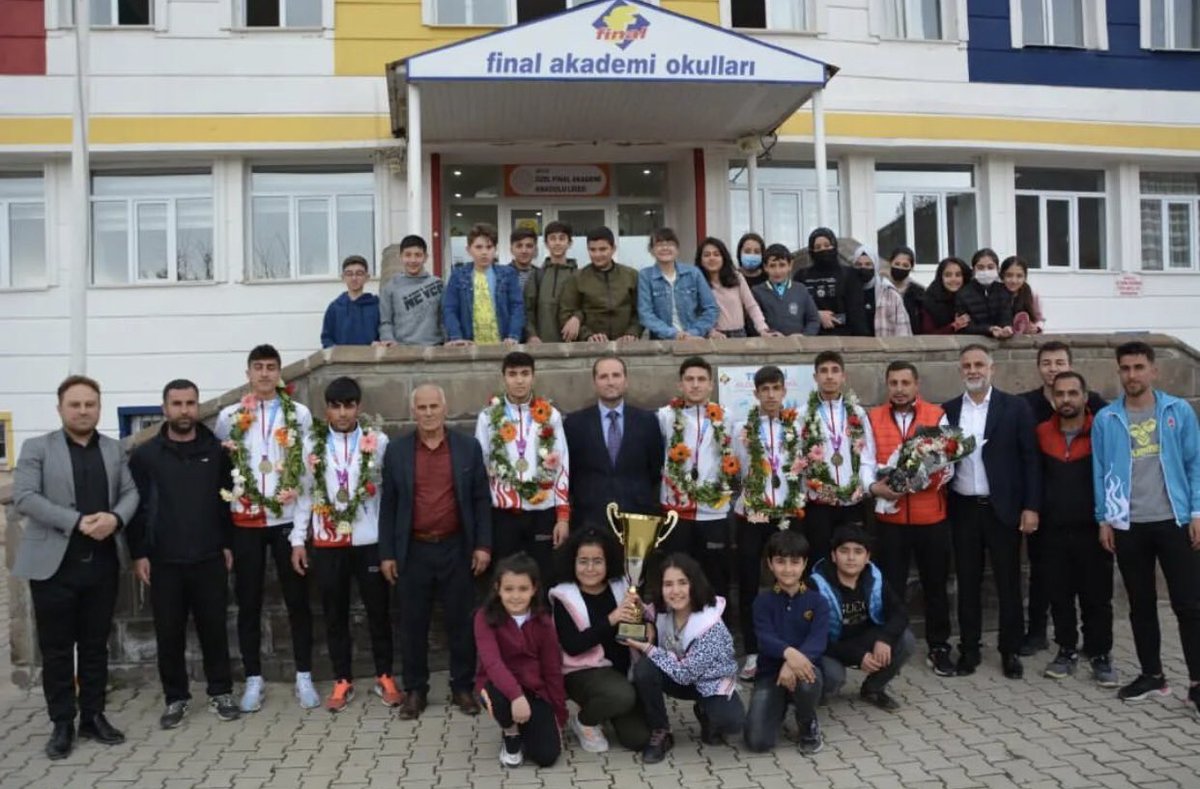 BitlisFinal's tweet photo. Dünya şampiyonları yuvalarına döndüler.Her aşamada emek gayret ve azmin ne sonuçlar doğuracağıni hem ogrenci kardeşlerine hem de dünya ya ispatladılar.
#finalegitim https://t.co/kdmo1ZcSCe