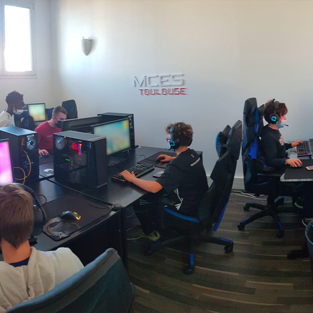 McesToulouse's tweet photo. Il va pleuvoir toute la semaine... alors on a la solution ! 🌈

Viens avec nous un aprem, on est dispo en MP 😎🤝

#MCES #Fortnitefr https://t.co/fJmziSNKsL