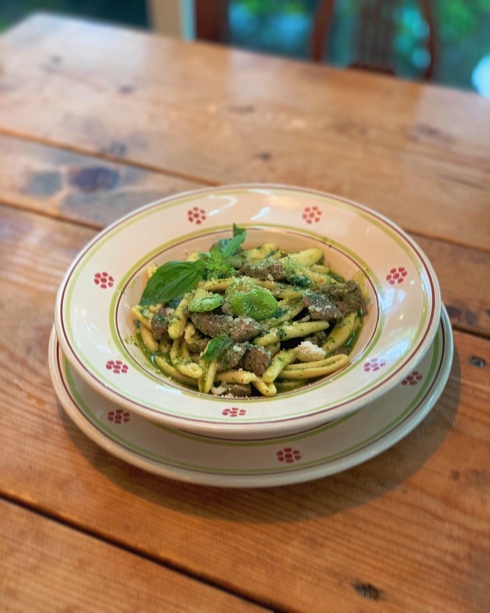 『サルシッチャと空豆のバジルソース　オリーブの葉の形の生パスタで』

サルシッチャは腸詰めのこと。空豆と自家製のジェノベーゼと一緒に和えました。

もちもち食感の葉っぱ型生パスタにソースがよく絡んで、美味しく仕上がりましたよ。

生パスタ製造は地元の製麺屋さん
<a href="/namapastajp/">PASTA REGINA(田中製麺)</a>