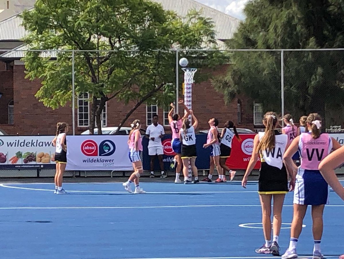 The netball is hotly contested, every player giving everything that can on the court @ChaukeDumisani1 @AWildeklawer @AbsaSouthAfrica #absawildeklawersport