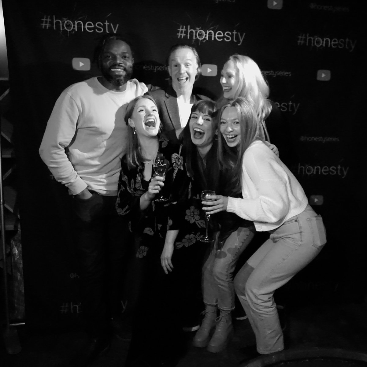 HonestySeries's tweet photo. #honesty craic @ #Gibneys London 🥳

 @Niall_Bishop   @sarahjhosford   @AlexAkindeji  @pippawr  @DaffyMulligans  @rosiesteel   @amyellis_ https://t.co/6obgarhTlz
