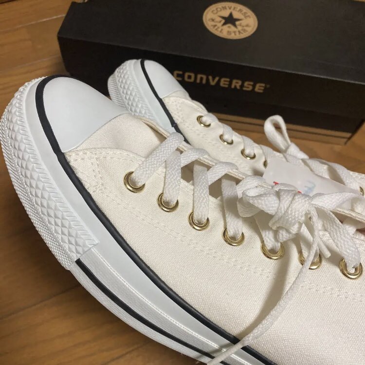 MAIB02101108's tweet photo. 新品未使用のZARDにゆかりのある、コンバースのスニーカー3,500円くらいで買えました。(スニーカー買うのはこれが初です。笑今まで実用性ある靴以外は買ったことがない) 

シンプルかつ状態が良い品物かつサイズが合うかつ良い値段の品物を探すのは、そう簡単ではないですね... https://t.co/D6jFSDguEE