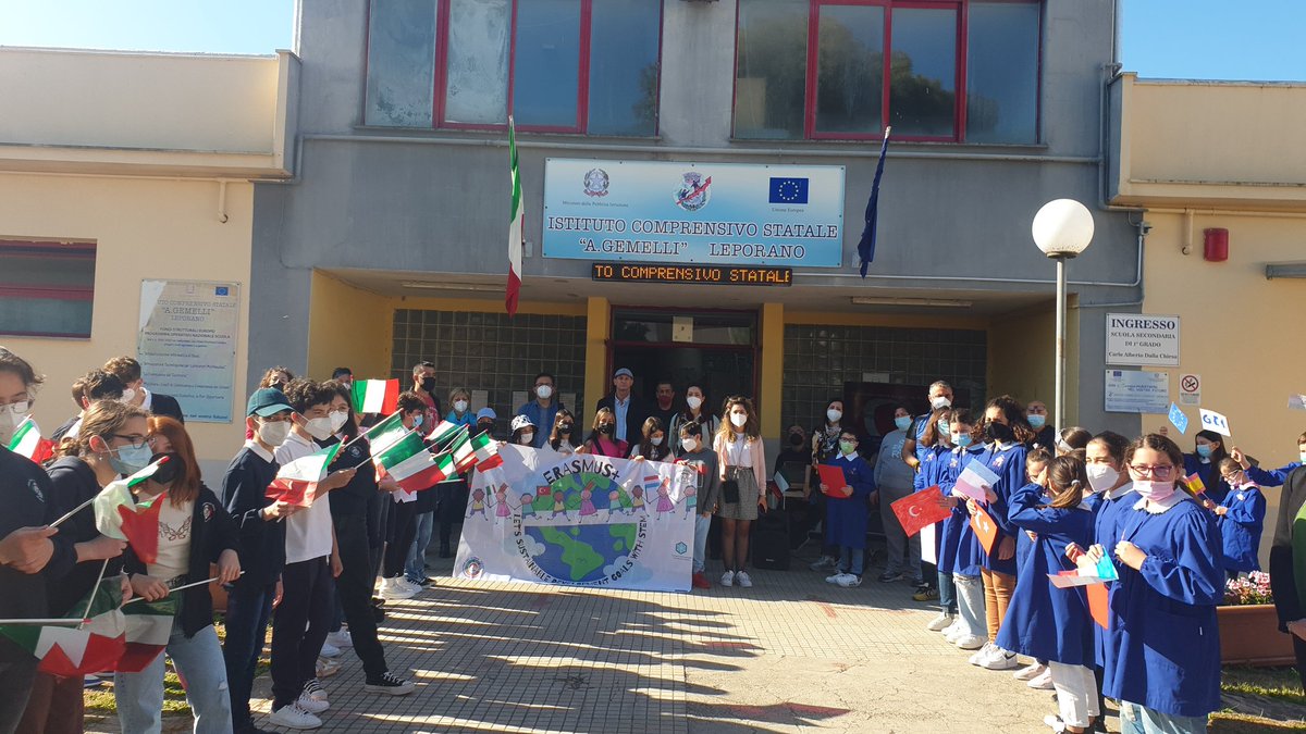 Aydinlikevlerio's tweet photo. Okulumuz 6 öğrenci ve 6 öğretmeni ile SDG4STEM ERASMUS projesi ile İTALYA da proje ortakları ile buluşarak ilk hareketliliğini gerçekleştirmiştir. 
@MersinMEM @AdemKoca46 @BaykalBasdemir @yenisehirmem_33 @necmidinc @saimdemir33 https://t.co/kCFL59FWSU