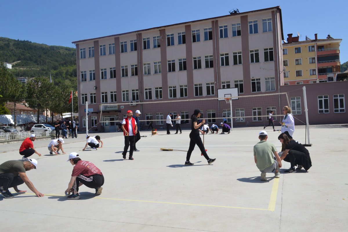 BesyoKastamonu's tweet photo. Spor ve Rekreatif Etkinlikler Topluluğu faaliyetleri kapsamında, 28 Nisan 2022 tarihinde, Fakültemiz öğretim elemanları ile öğrencilerden oluşan ekip ile geçtiğimiz yıl sel felaketinden etkilenen Bozkurt’ta MEB'e bağlı okullarda spor ve etkinlik sahası çizme faaliyeti yapıldı. https://t.co/RxAE8TfD0M